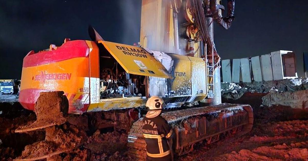 Hatay\'da iş makinesinde çıkan yangın itfaiye tarafından söndürüldü
