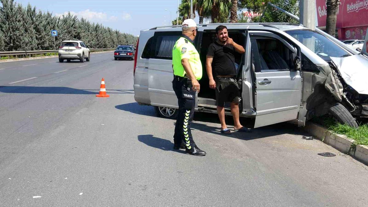 Antalya\'da Hafif Ticari Araç Kaza Geçirdi