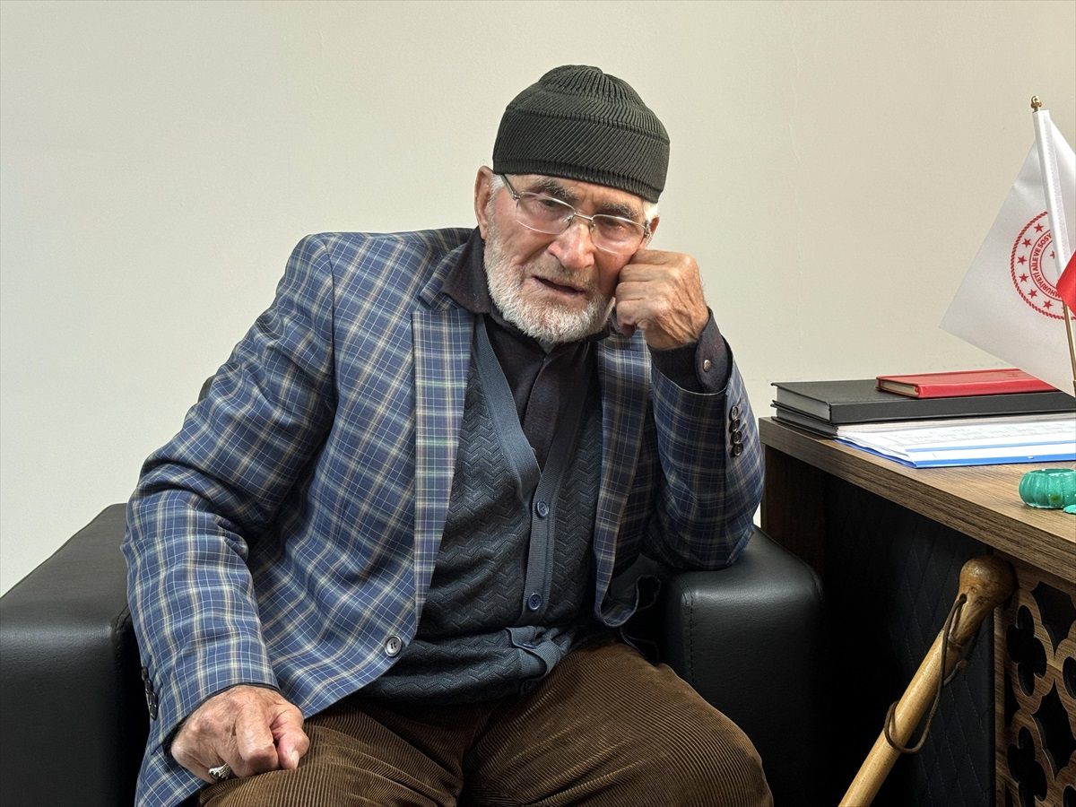 Dede Semiz, Ziyaretçilerini Deyişlerle Karşılıyor