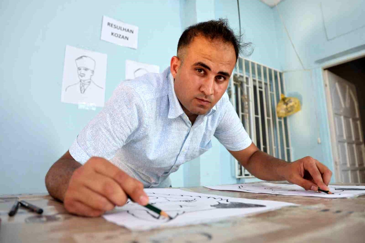 İki Elle Resim Çizen Elektrik Ustası