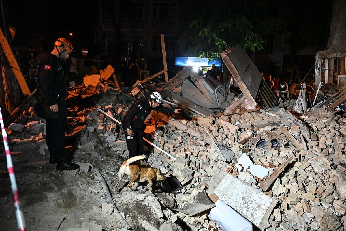 Fatih\'te 3 Katlı Metruk Bina Çöktü, 1 Kişi Yaralandı