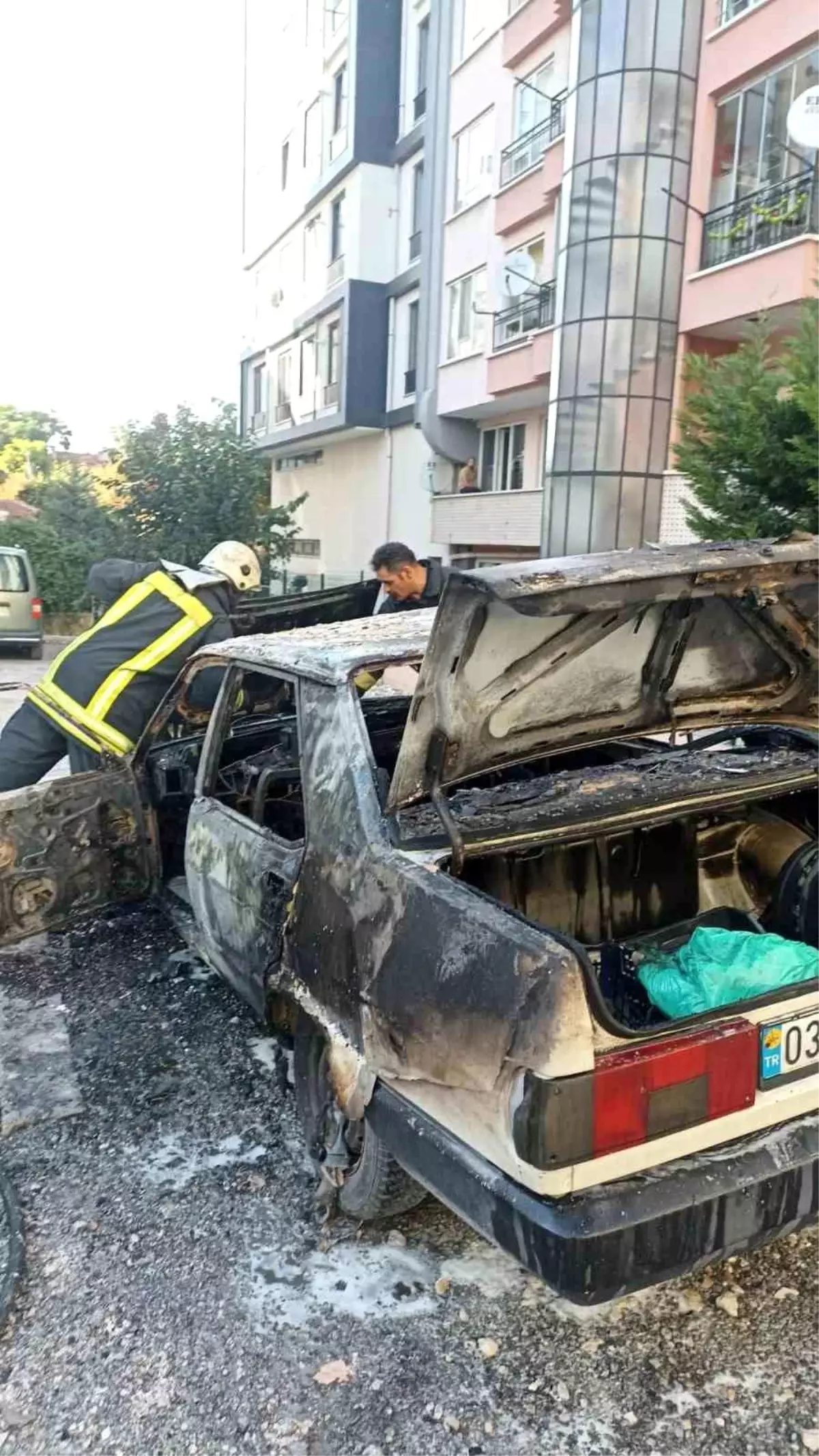 Afyonkarahisar\'da Park Halindeki Otomobil Yangında Hurdaya Döndü