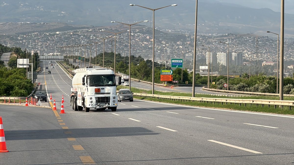 İskenderun\'da Tanker Servis ile Çarpıştı