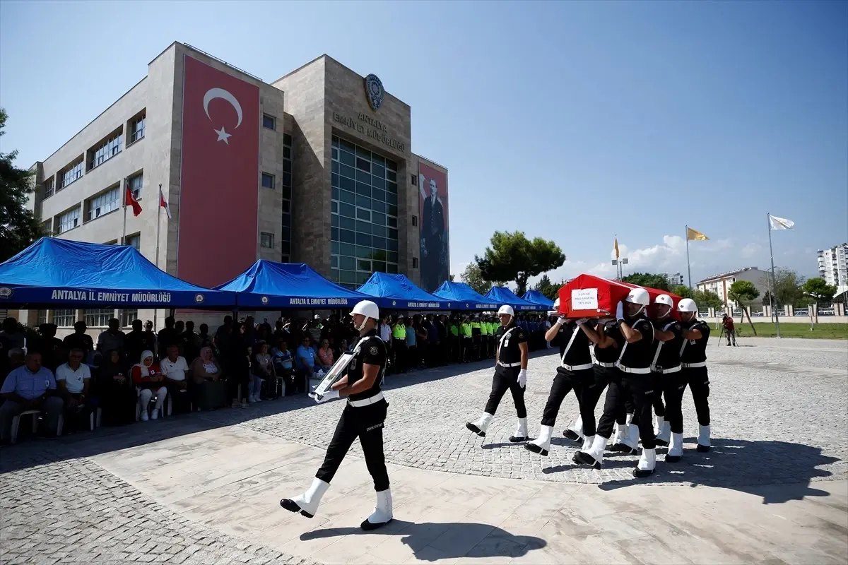 İstanbuldaki Kazada Hayatını Kaybeden Polis Defnedildi