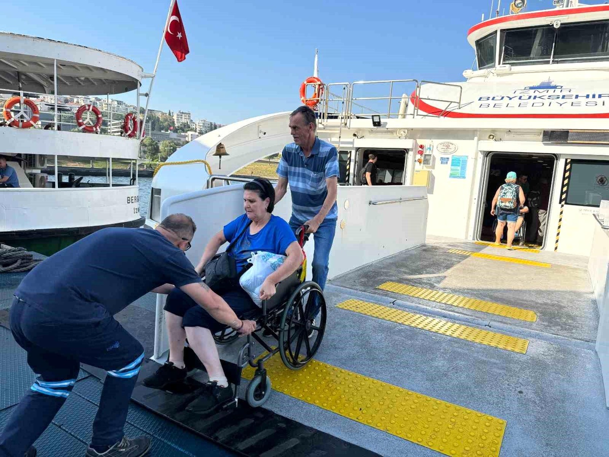 İzmir Büyükşehir Belediyesi Engelli Yurttaşları Denizle Buluşturdu