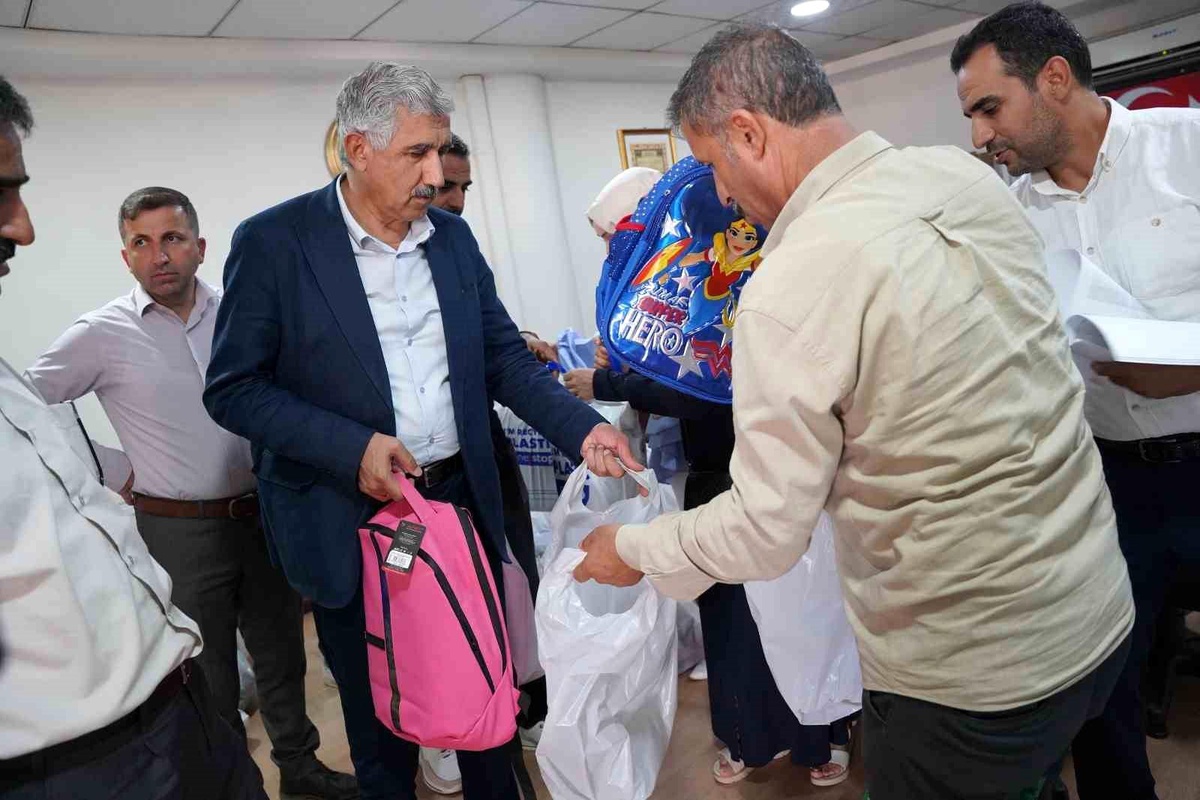 Kahta Belediyesi Öğrencilere Yardım Yapıyor