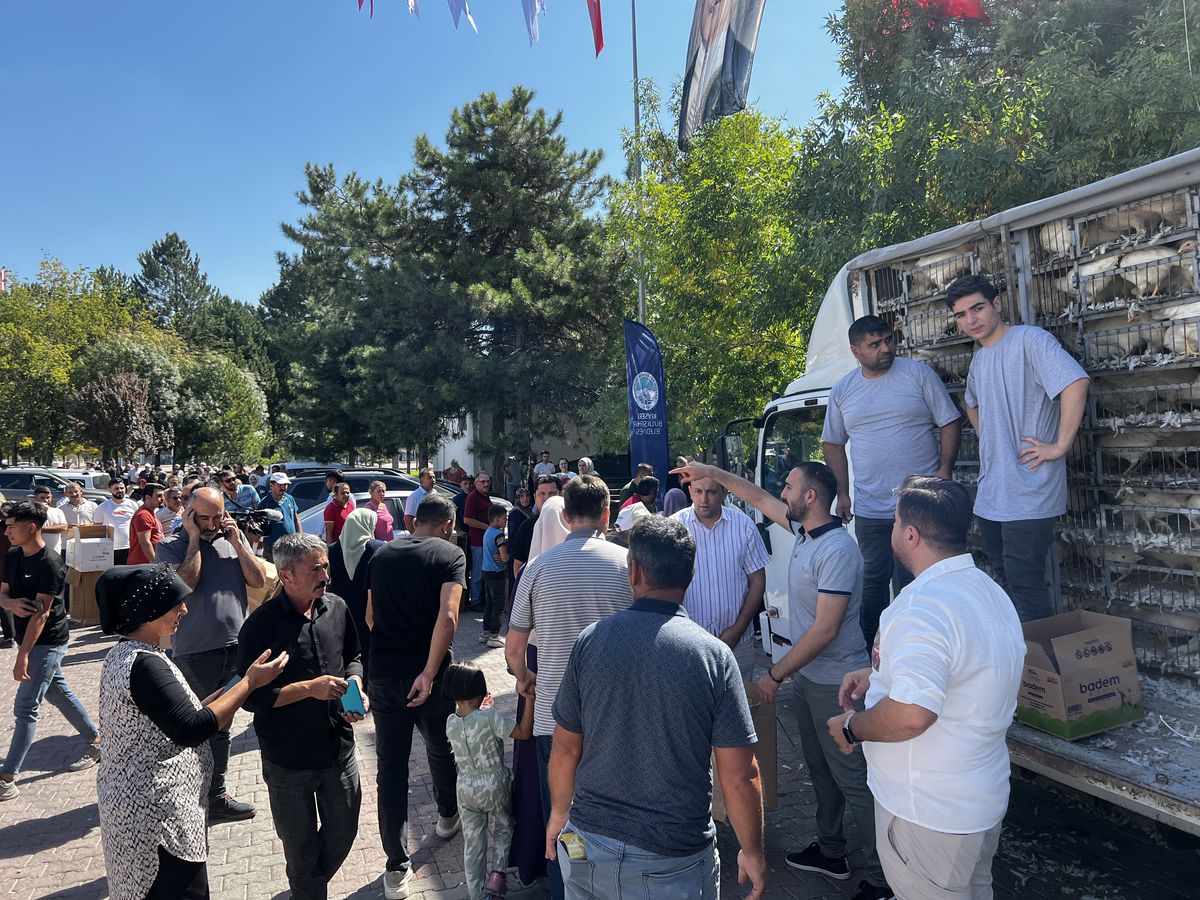 Kayseri\'de Kadın Çiftçilere Tavuk Dağıtımı