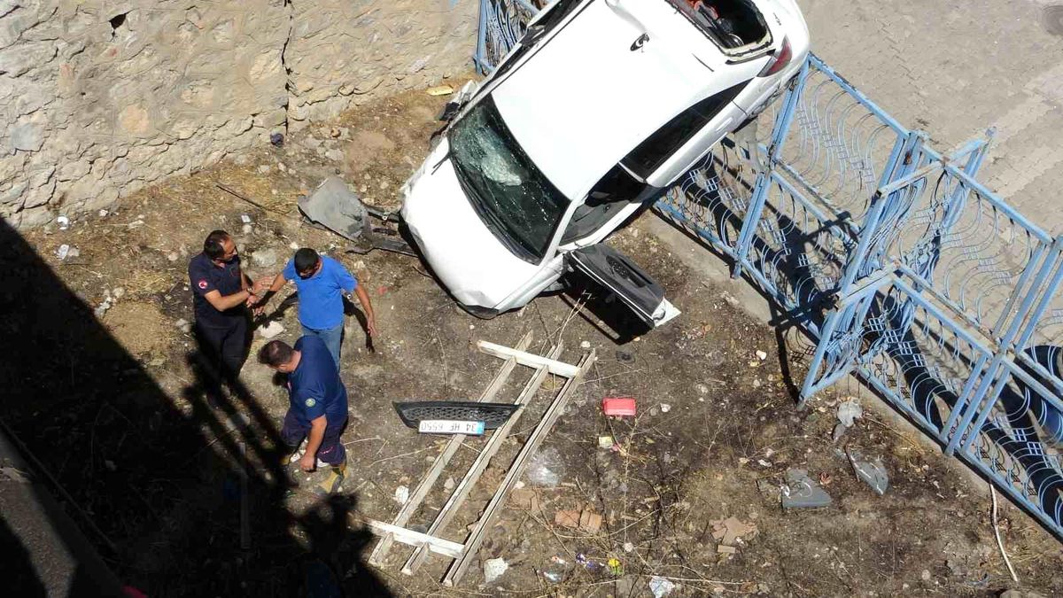 Malatya\'da Kaza: Araç Köprüden Aşağı Uçtu