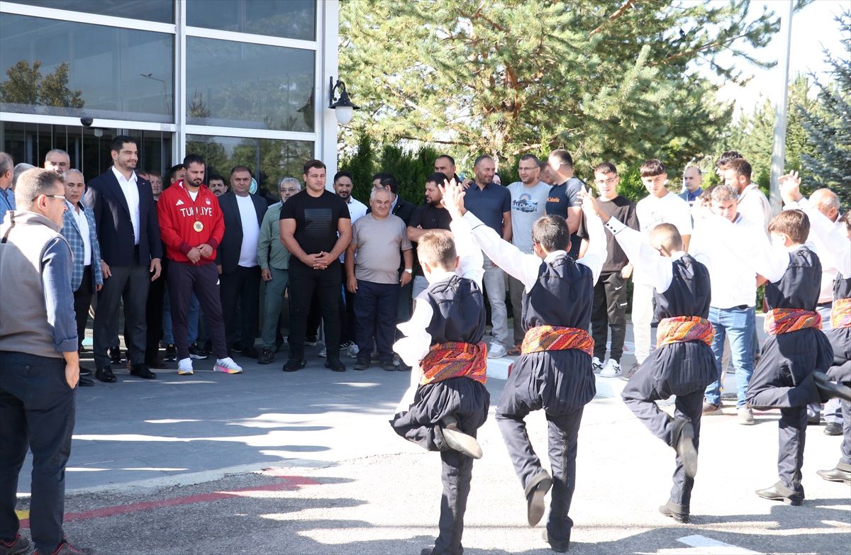 İbrahim Bölükbaşı Altın Madalyayla Erzurum\'a Döndü