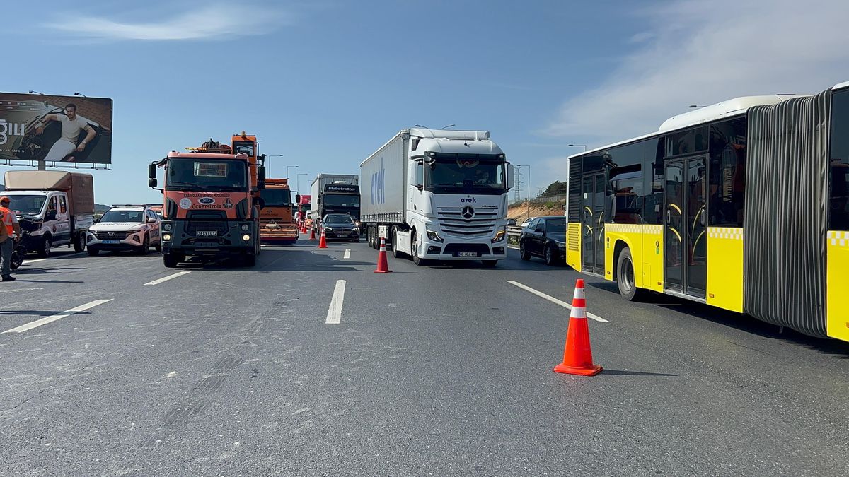 Pendik\'te Hafriyat Yüklü Kamyon Kaza Yaptı