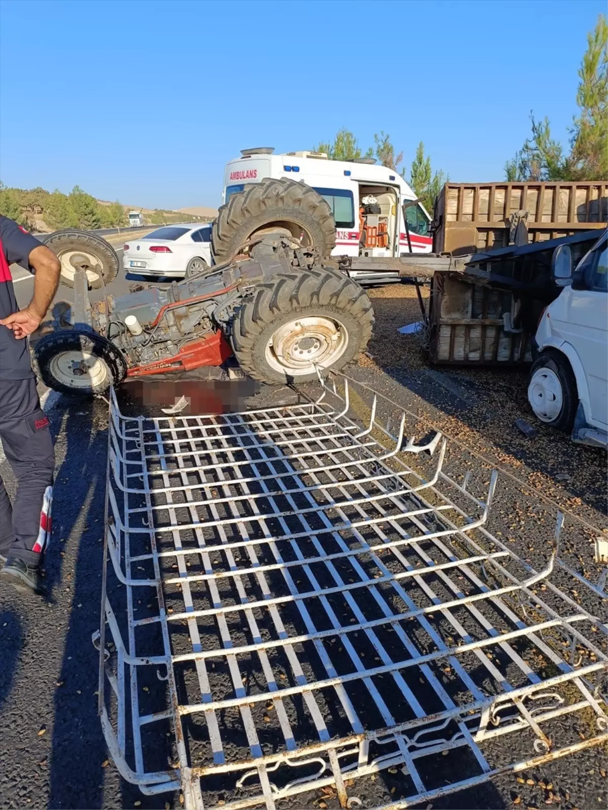 Şanlıurfa\'da Minibüs-Traktör Kazası: 12 Yaralı