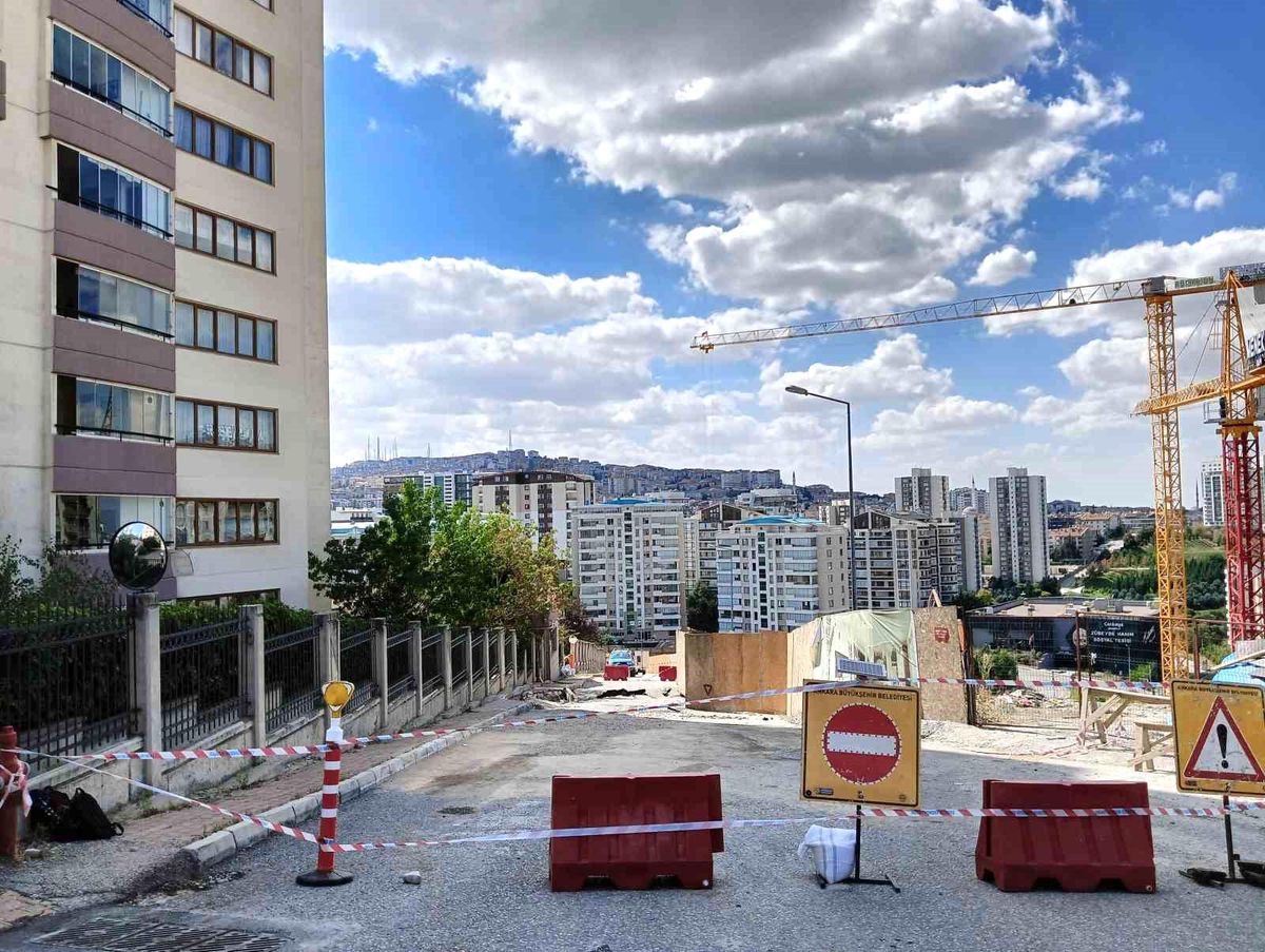 Ankara\'da Site İnşaatında Göçükler Oluştu, Çevre Sakinleri Tehlike İkazında Bulundu