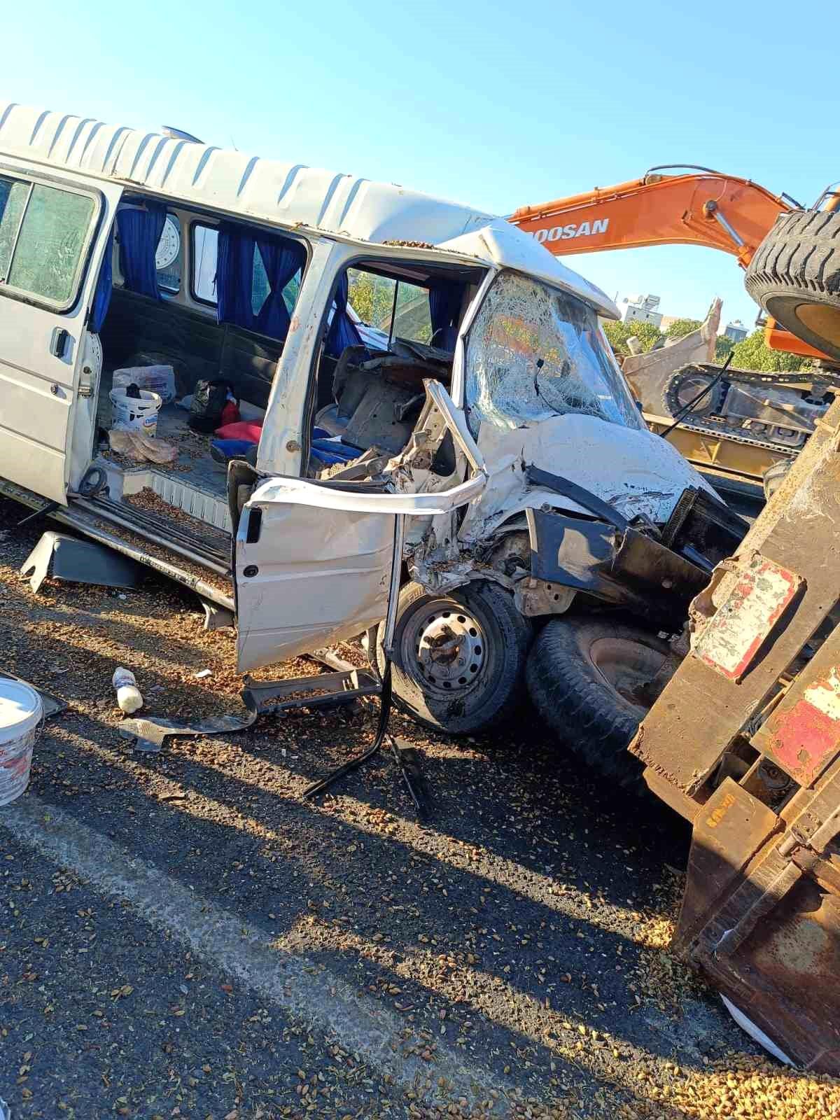 Şanlıurfa\'da Minibüs Traktörle Çarpıştı