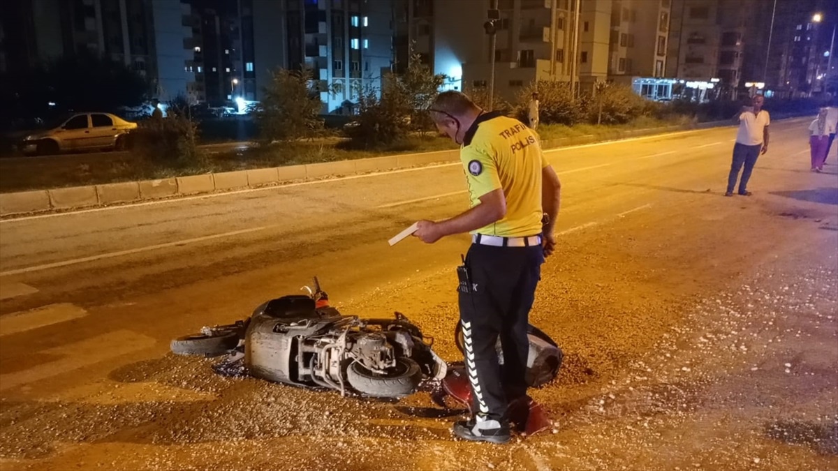 Kozan\'da Motosiklet Otomobille Çarpıştı: Bir Yaralı
