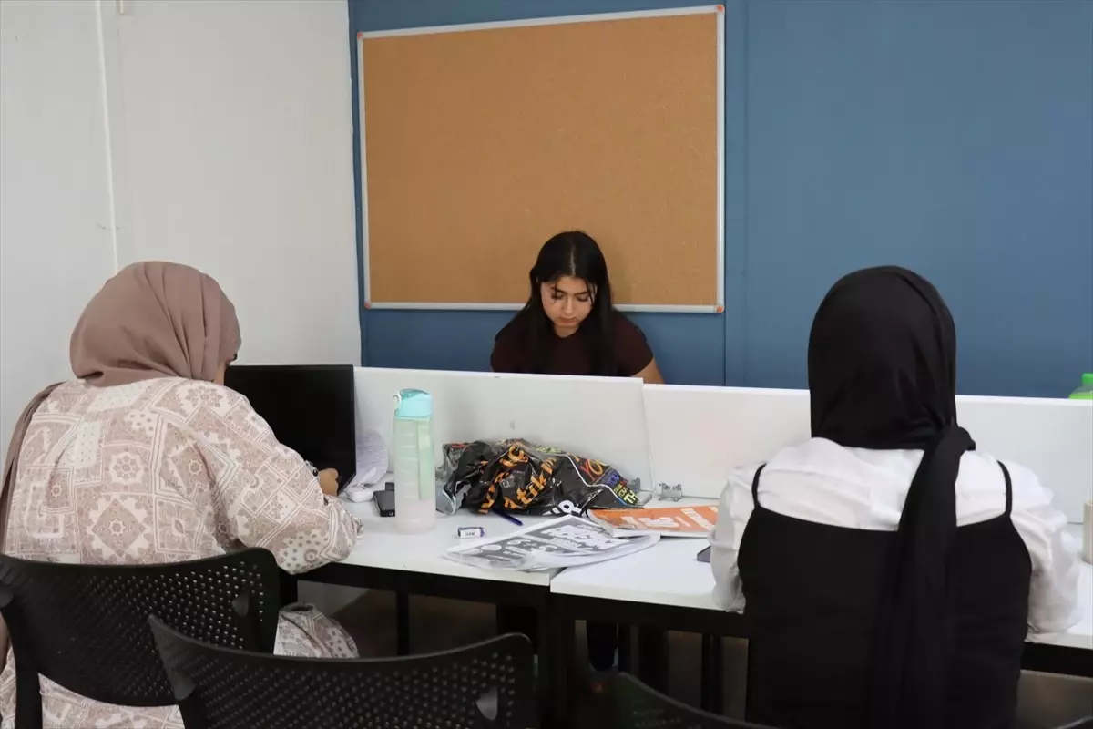 Adıyaman\'da Afetzede Öğrencilere Destek