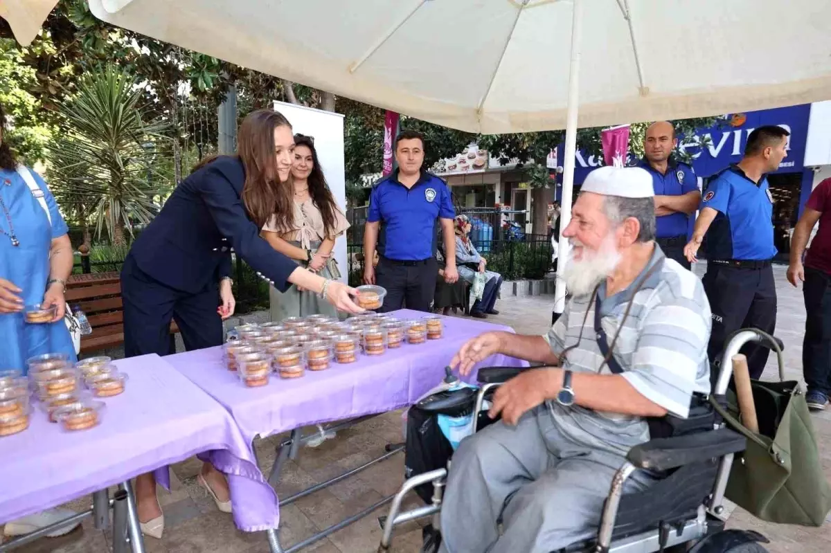 Şehzadeler Belediye Başkanı Durbay\'dan Mevlit Kandili\'nde Simit İkramı