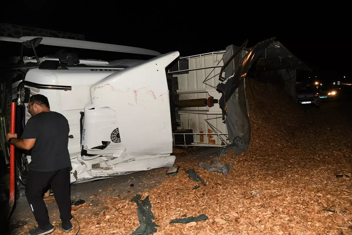 Çanakkale\'de Tır Kazası: Sürücü Hayatını Kaybetti