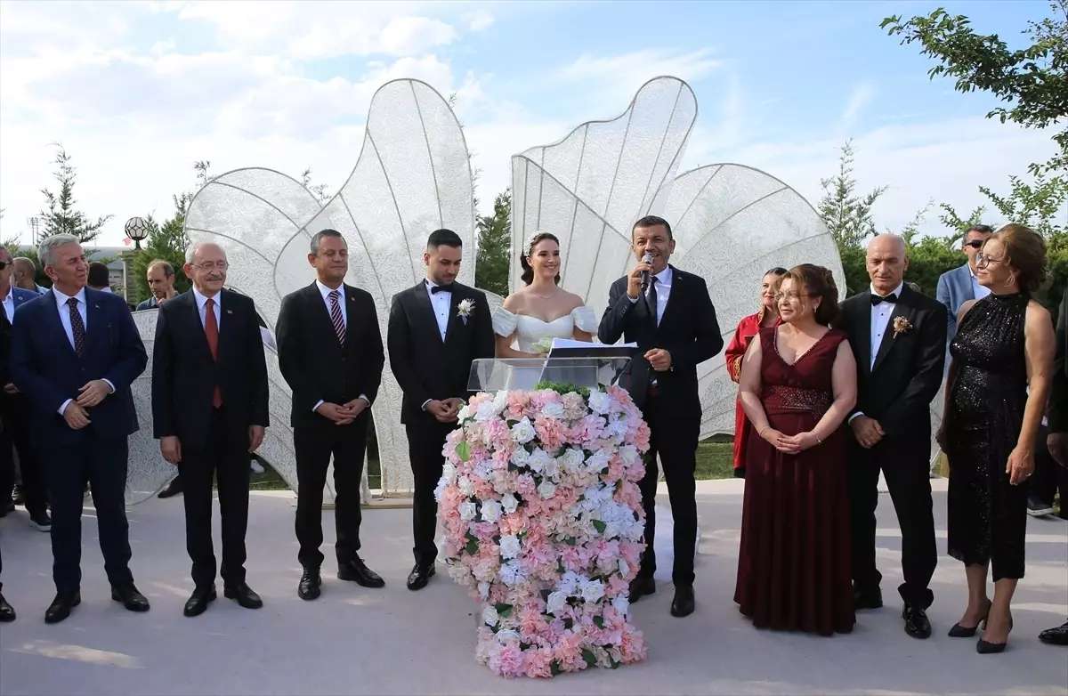 Özgür Özel ve Kılıçdaroğlu Nikah Şahidi Oldu