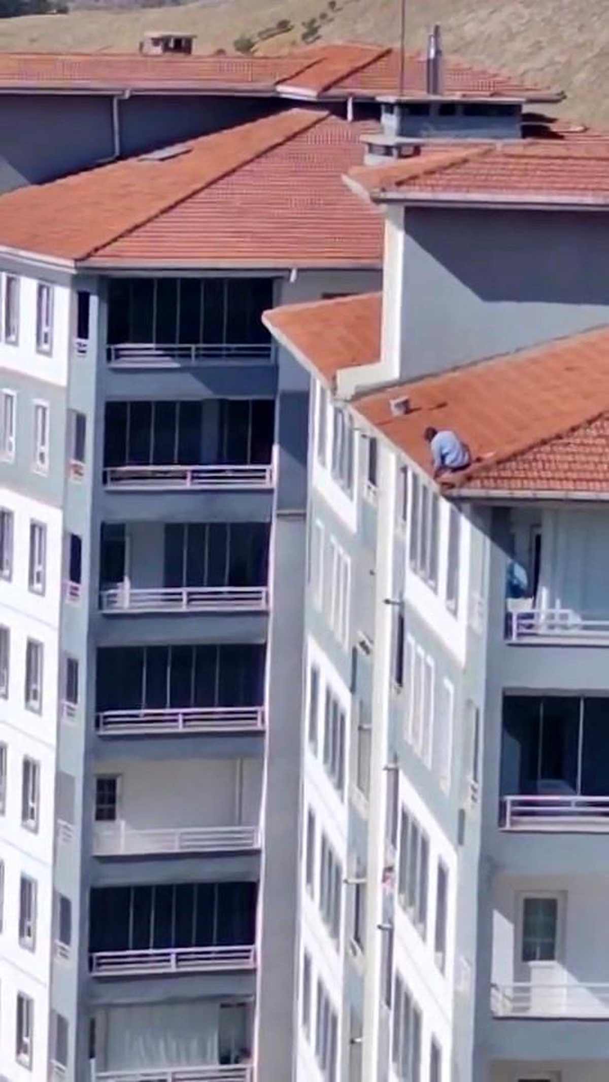 Elazığ\'da Güvenliksiz Çatı Çalışması