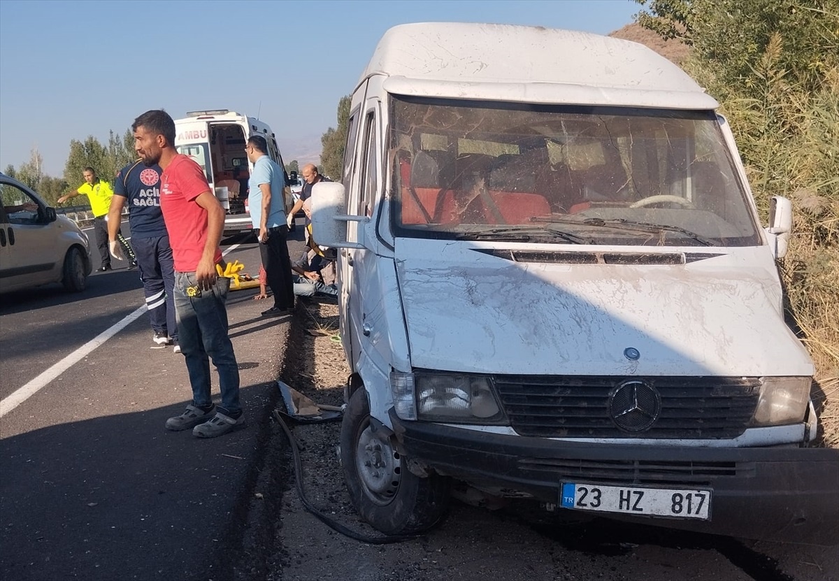 Erzincan\'da Minibüs Kaza Yaptı: 9 Yaralı