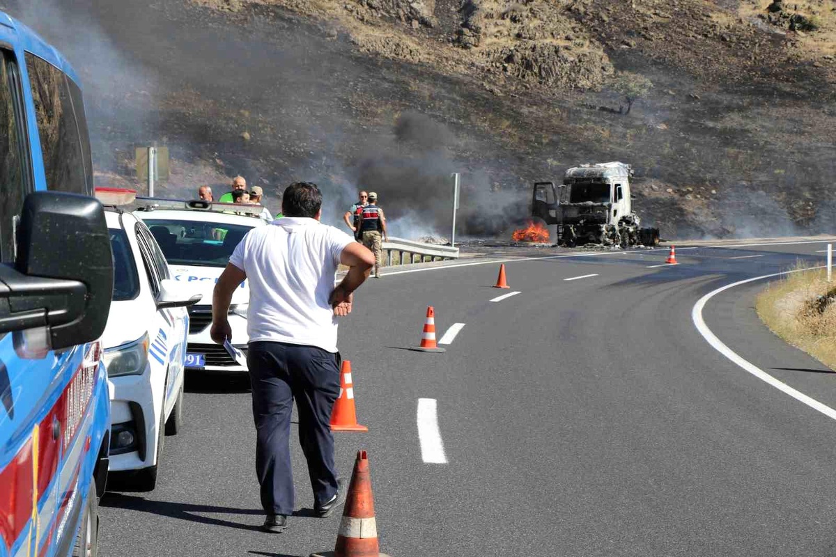 Alevlere Teslim Olan Tırın Sürücüsü Kurtuldu