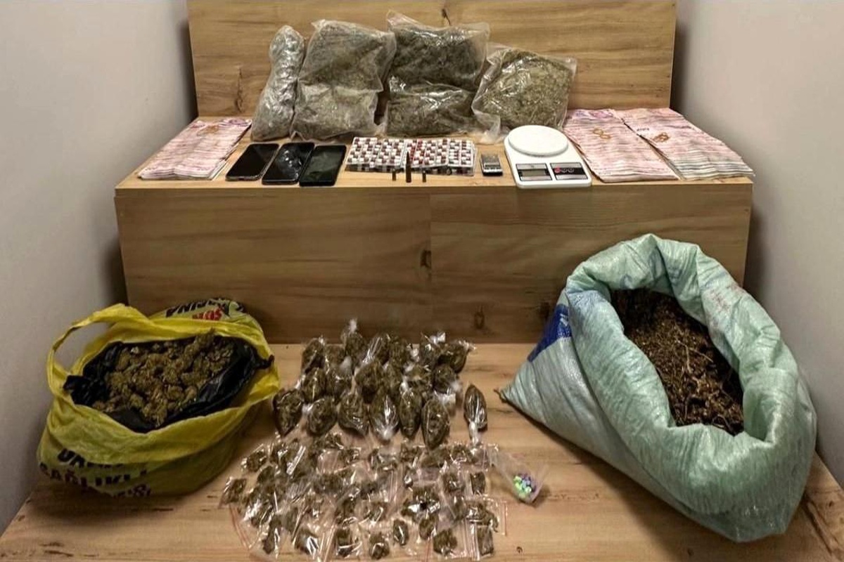 İzmir\'de Uyuşturucu Operasyonu: 10 Kilo Esrar Ele Geçirildi