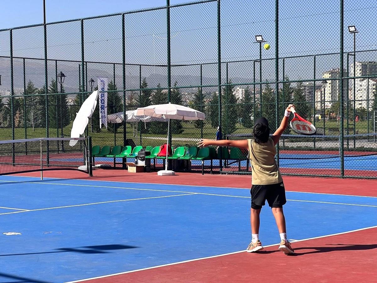 Kayseri\'de 12 Yaş Tenis Turnuvası Başladı