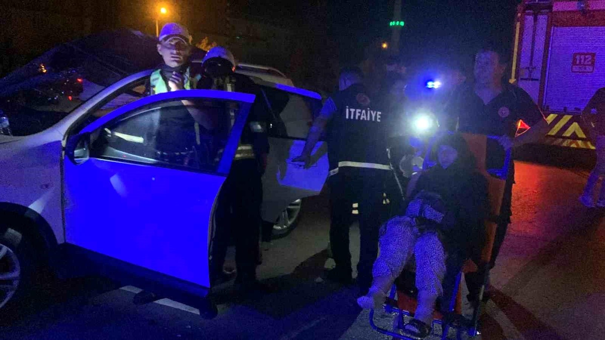 Karaman\'da Kaza: Sürücü ve Yaşlı Kadın Kurtarıldı