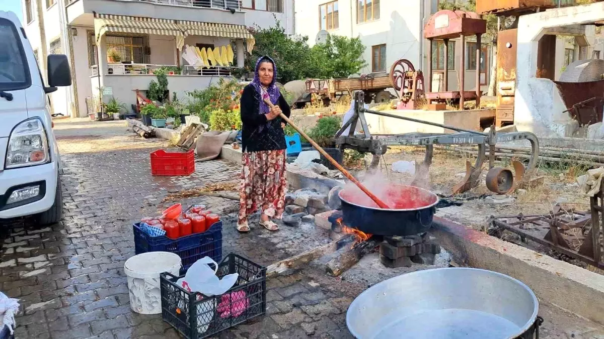 İznik\'te Kadınlardan Kışlık Salça Hazırlığı