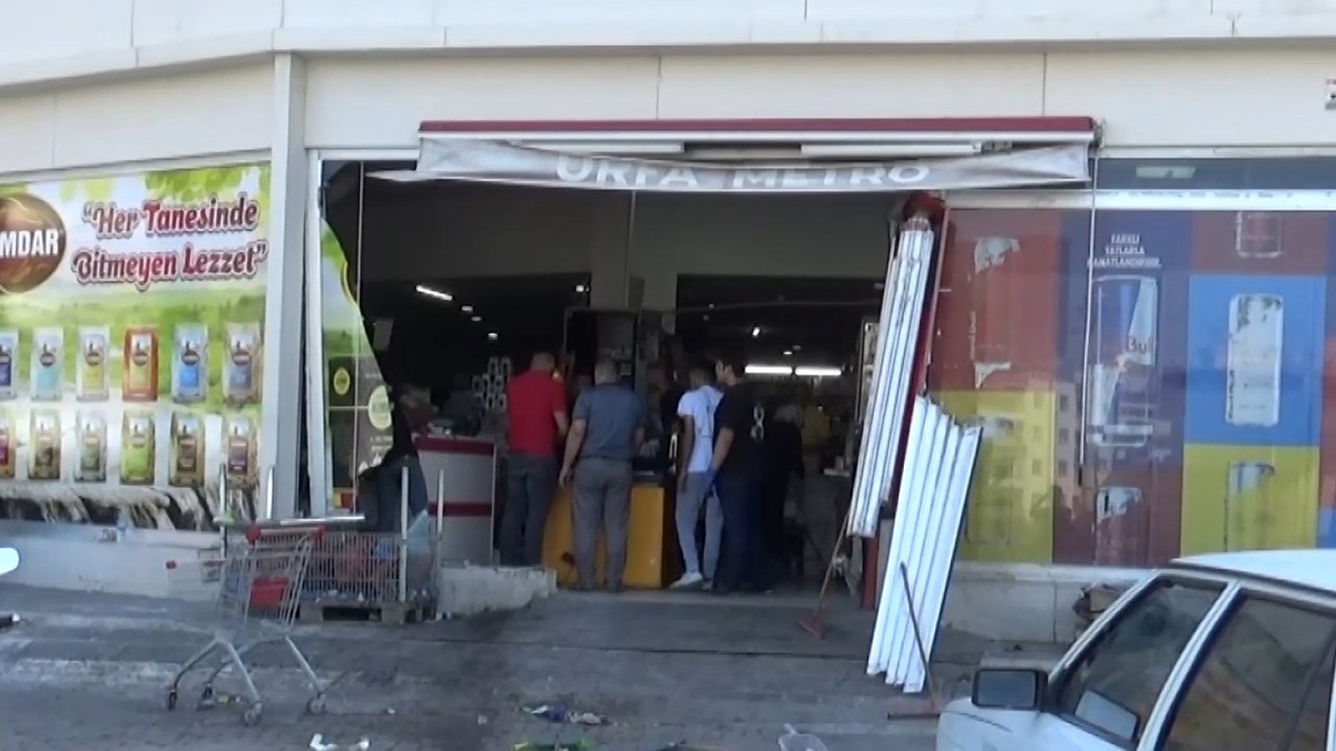 Şanlıurfa\'da Kadın Sürücü Market Girdi