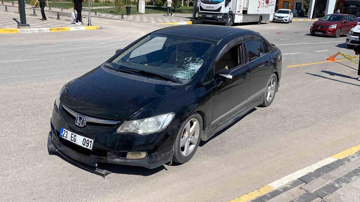 Elazığ\'da Otomobil Çarpan Kadın Ağır Yaralandı