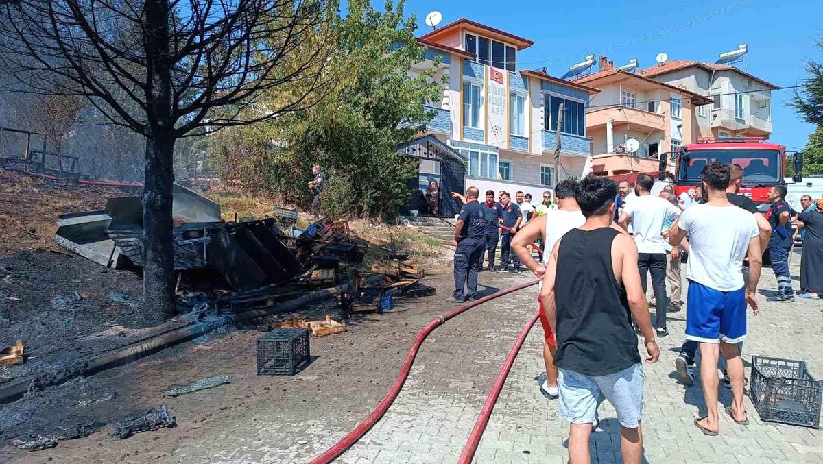 Samsun\'da Yangında Plastik Kasalar Küle Döndü