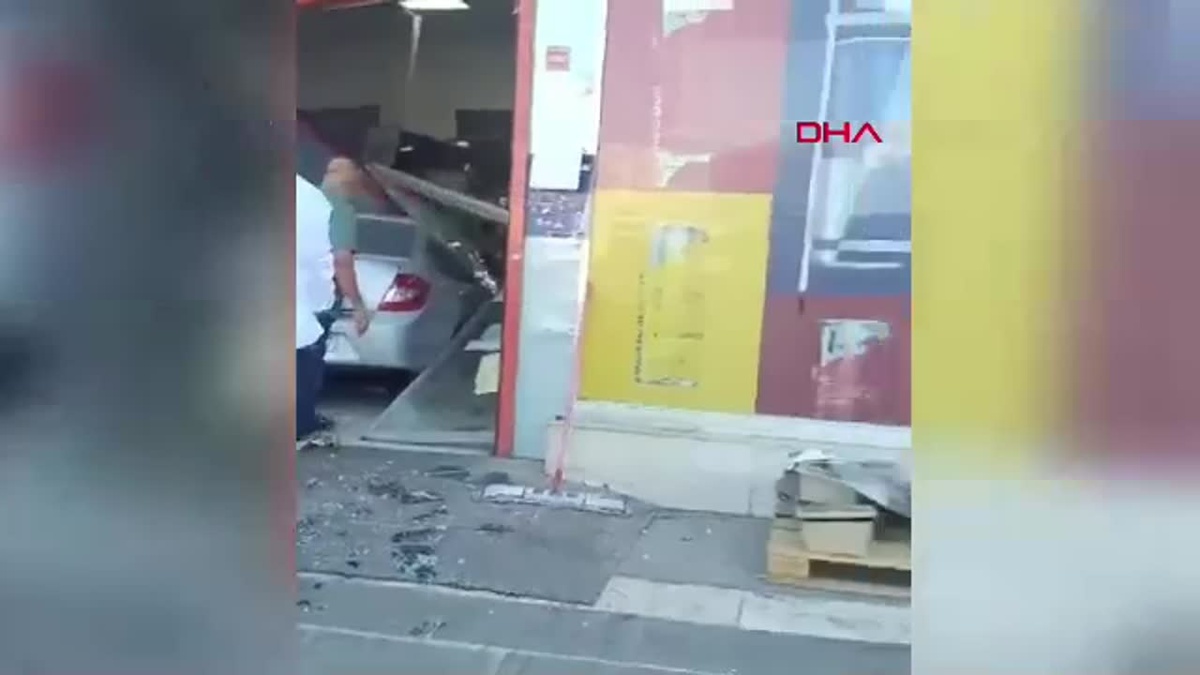 Şanlıurfa\'da Kadın Sürücü Markete Girdi