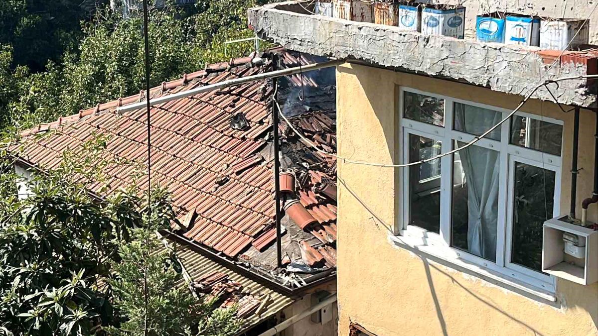 İzmit\'te Çatı Yangını: İtfaiye Hızla Müdahale Etti