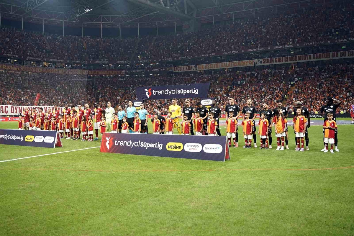Galatasaray Rizespor\'u Ağırlıyor