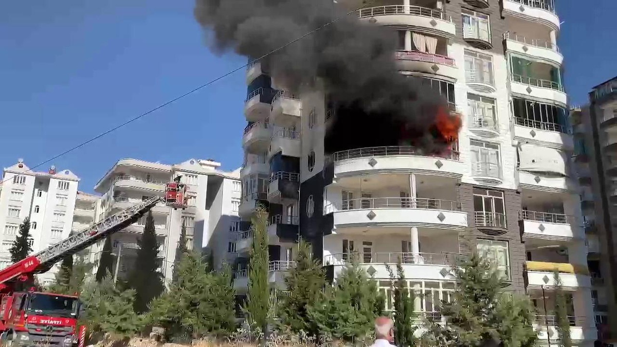 Adıyaman\'da Yangın: 4 Kişi Hastaneye Kaldırıldı