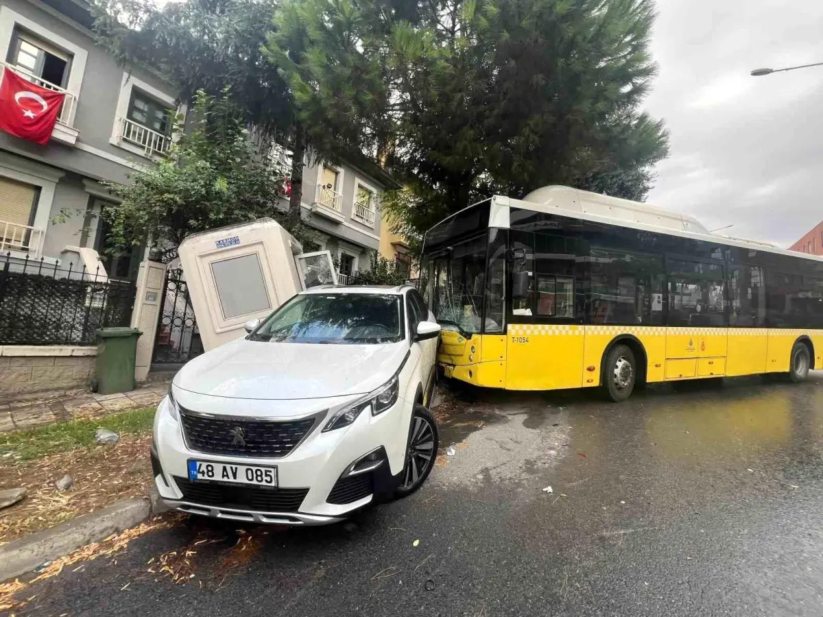 Başakşehir\'de İETT Otobüsü Kaza Yaptı, Can Kaybı Olmadı