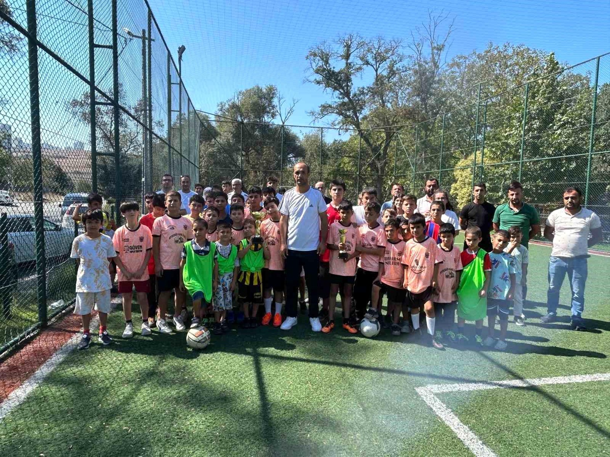 Muhtar Borçlanmış\'tan Çocuklar İçin Futbol Projesi