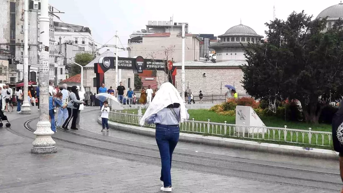 Taksim\'de Sağanak Yağış Zor Anlar Yaşattı