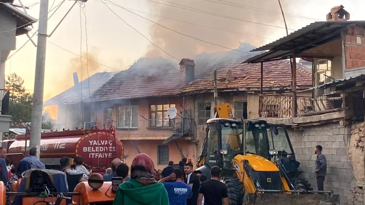 Isparta\'da Yangın: İki Ev Küle Döndü