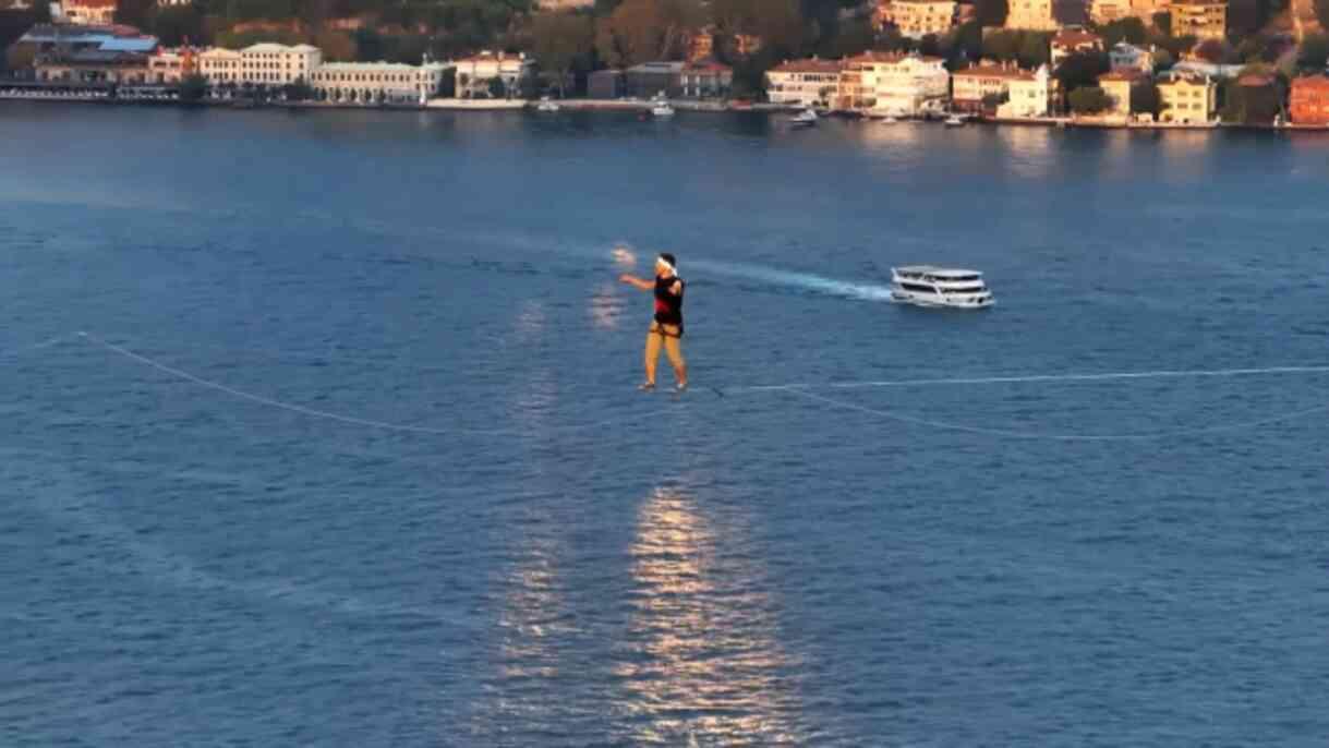 İstanbul Boğazı'nda tarihi anlar! İp üzerinde Asya'dan Avrupa'ya yürüyerek geçti