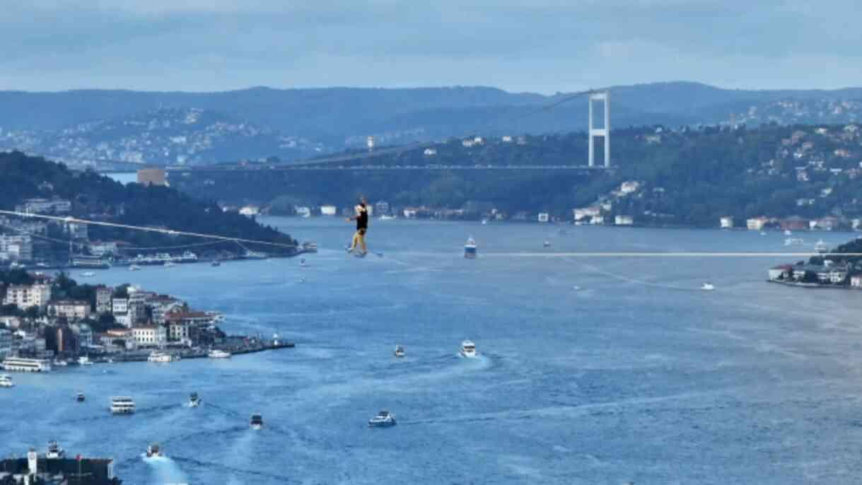 İstanbul Boğazı'nda tarihi anlar! İp üzerinde Asya'dan Avrupa'ya yürüyerek geçti