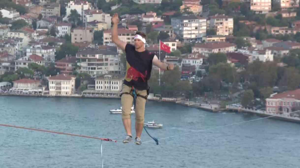 İstanbul Boğazı'nda tarihi anlar! İp üzerinde Asya'dan Avrupa'ya yürüyerek geçti