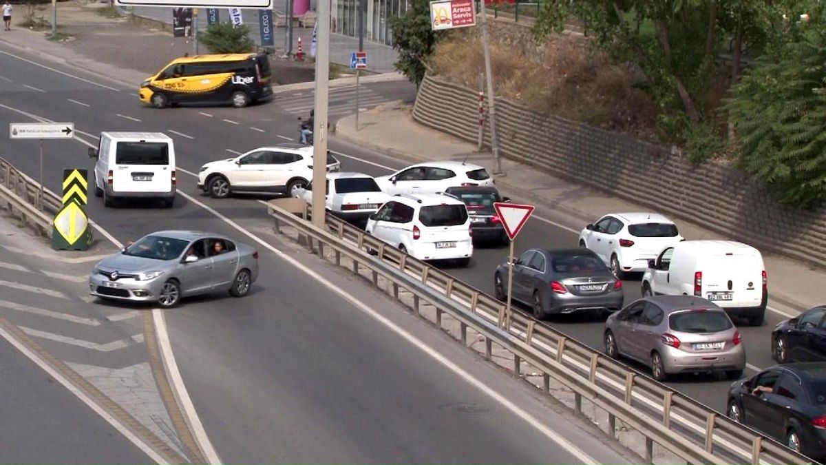 İBB\'nin Üst Geçit Yenileme Çalışmaları Trafiği Felç Etti