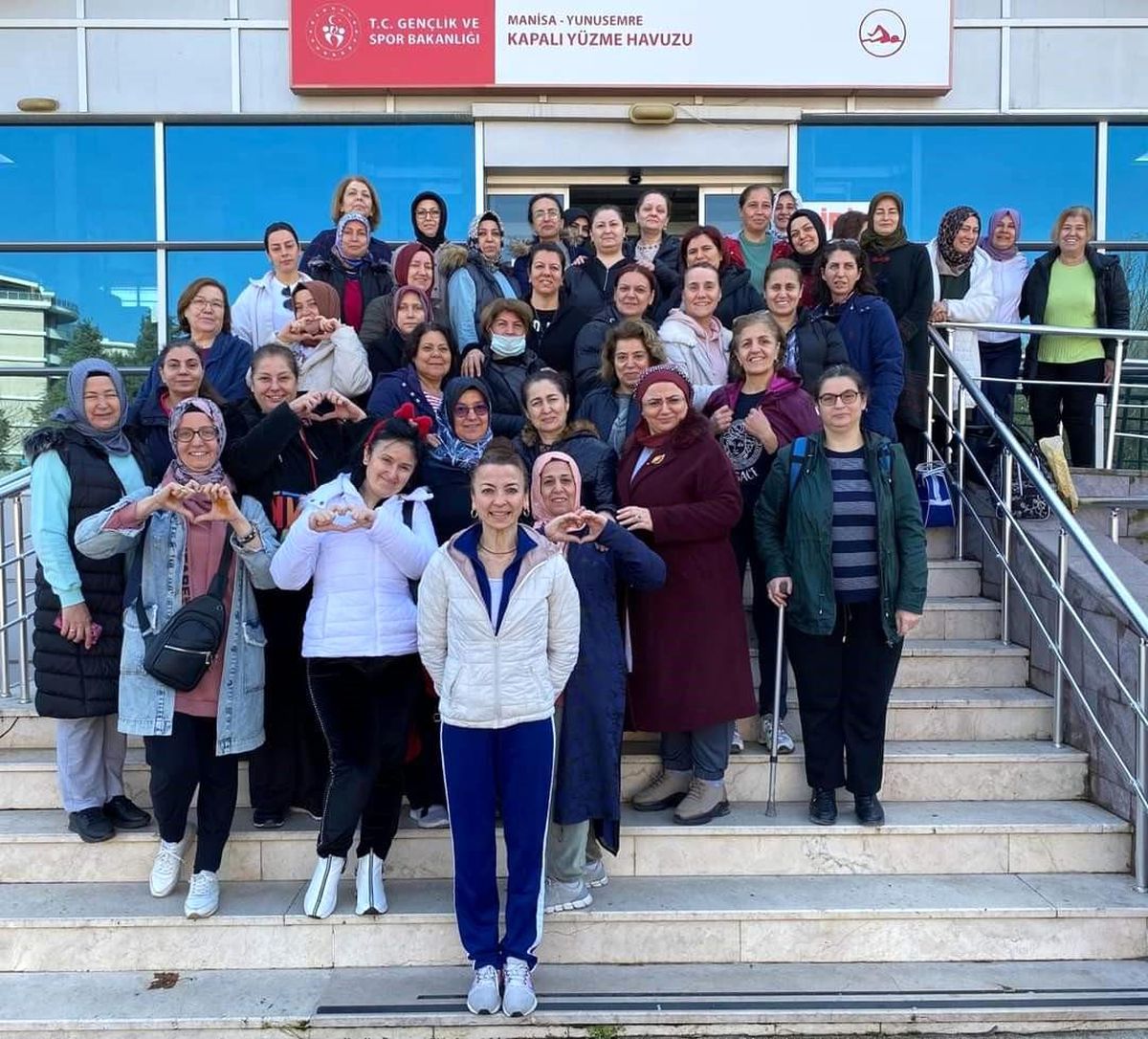 Yunusemre Belediyesi\'nden Kadınlara Yüzme Kursu