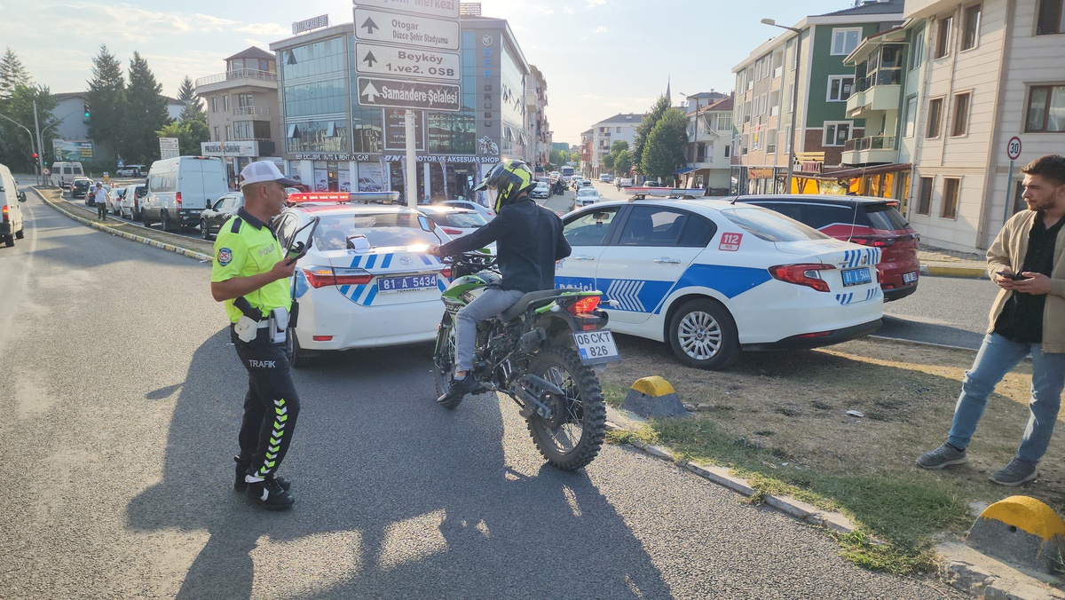 Kasksız Motosiklet Sürücüsüne Cezası Kesildi