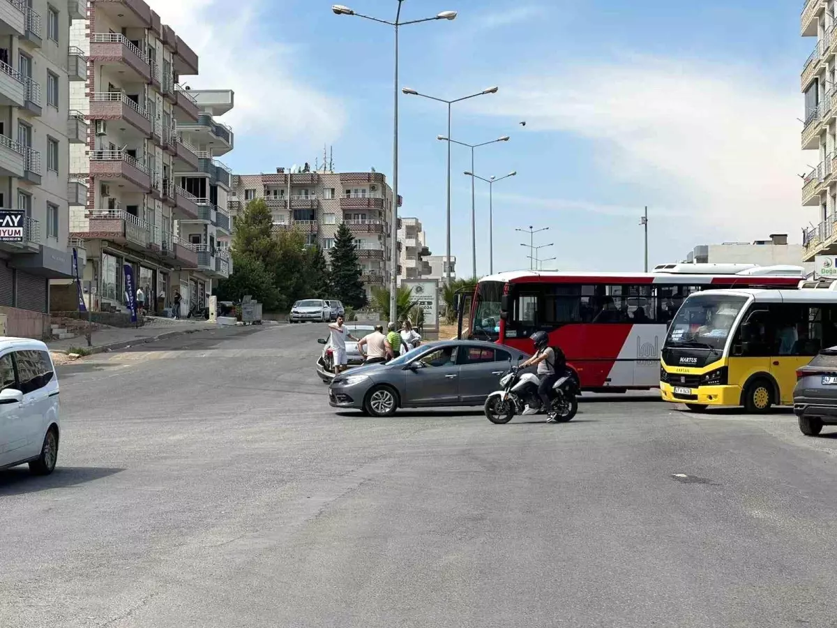 Nusaybin\'de Otobüs ve Araç Çarpıştı