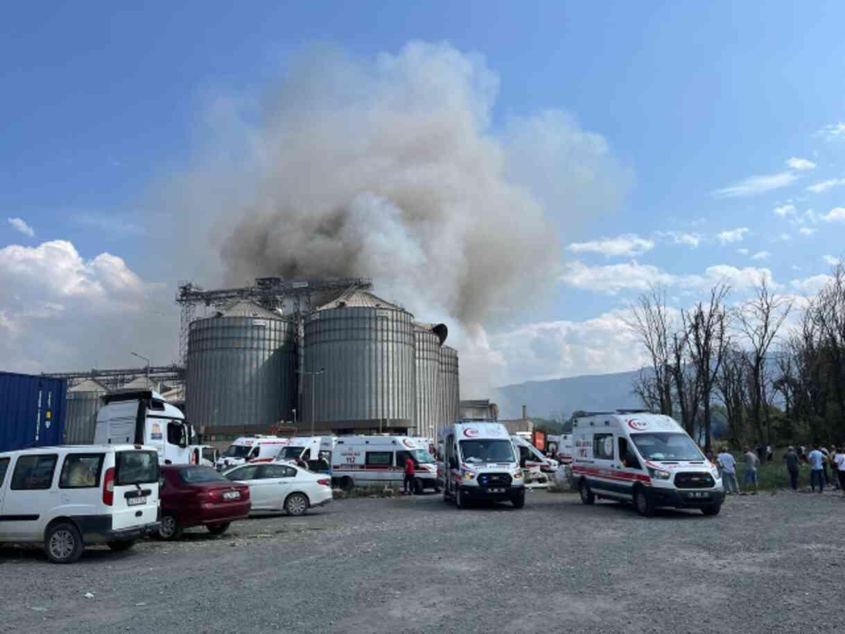 Sakarya'da fabrikada patlama! En az 20 kişi yaralandı, yangına müdahale ediliyor