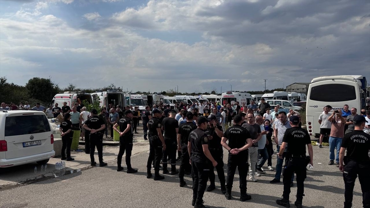 Hendek\'te Fabrika Patladı: 20 Yaralı