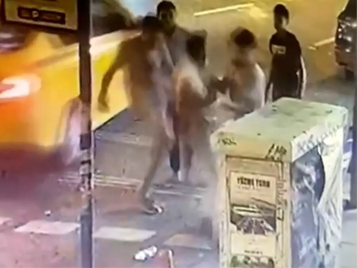 İstanbul\'da Bıçaklı Kavga: 2 Yaralı